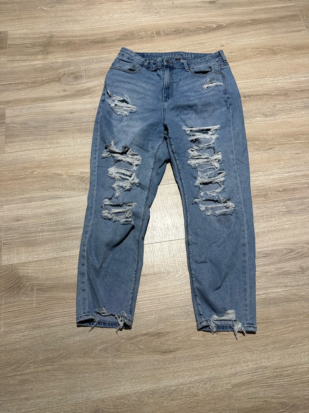 American Eagle Distressed Blue Jeans size 14 curvy mom jeans